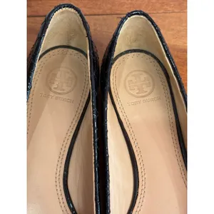 Tory Burch Ballet Flats Womens Black Quilted‎ Patent Leather Gold Logo 7.5M thumbnail 7