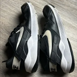 Nike Air Max Motion 2 Black & White Sneakers Women’s Size 10 thumbnail 6