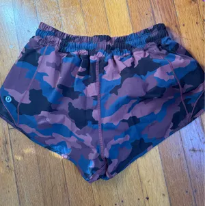 Lululemon Hotty Hot Shorts 2.5" Low-Rise thumbnail 2