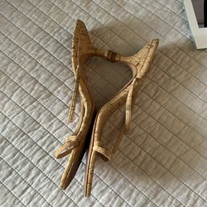 Schutz anthro Evenise strapy 90’s Y2K Kitten Heel Sandals Natural cork size 9 thumbnail 5