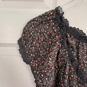 Lucky Brand Printed Button Front Peasant Top in Raven Multi thumbnail 4