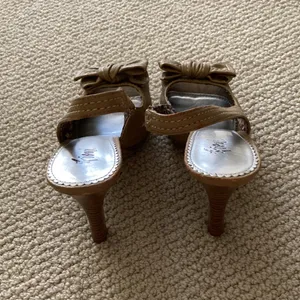 Fioni Nude High Heel Bow Front Platinum 4” Heels Vegan Leather Size 8.5 Like New thumbnail 3