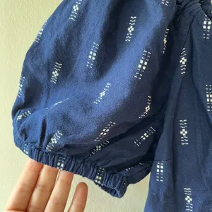 Madewell Sz M Jacquard Navy Puff Short Sleeve Cropped Top Blouse V Neck Pullover thumbnail 4