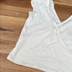 Billabong white / Cream ribbed cris-cross crop tank with Ruffled Sleeves medium thumbnail 7