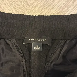 Ann Taylor Women’s Black Elastic Waist Dress Pant Joggers w/ Faux Leather Trim thumbnail 4