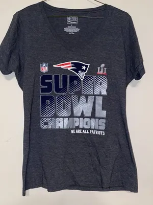 Women's Fanatics New England Patriots Super Bowl‎ LI Champion V-Neck Tee Medium thumbnail 1