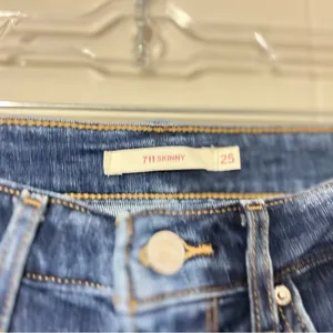 Levi’s 711 Skinny Jeans Women’s Size 25 Distressed Stretch Mid Rise Raw Hem thumbnail 4
