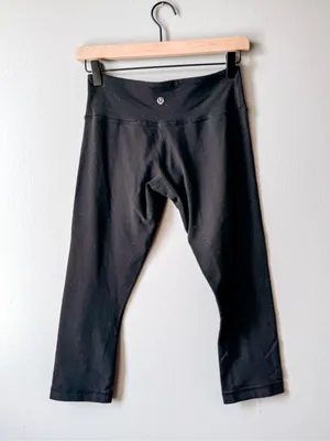 Lululemon Black High Rise Crop Leggings Size 6 thumbnail 2