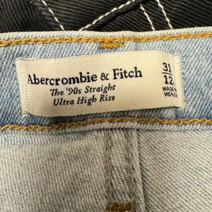 2107 | Abercrombie & Fitch 90s Straight Ultra High Rise Distressed Jeans 31/12 thumbnail 5