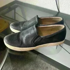 Women's Naturalizer Navy Slip On‎ Leather Sneakers Size 11 thumbnail 2