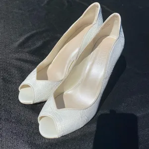 🤍 NWOT David’s Bridal Size 8.5 Layla White Peep Toe Pumps Heels 🤍 thumbnail 17