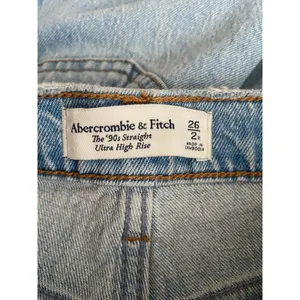 Abercrombie & Fitch 90s Straight Ultra High Rise Distressed Jeans 26 2R Light thumbnail 5