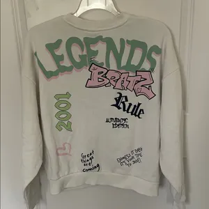 Bratz Legends Graffiti Sweatshirt Y2K Medium Nostalgia White thumbnail 2
