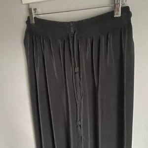 Express Tricot Minimalist Black Trouser Pleated Pull on Pants sz Medium Neutral thumbnail 2