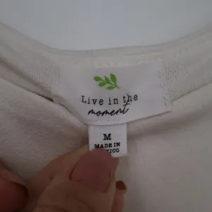 Live in the Moment Cream Crop Top Short Sleeve Crew Neck Mens Medium thumbnail 2