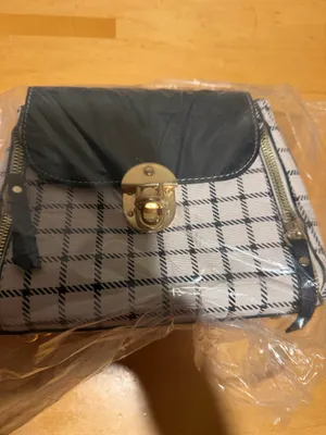 Stylish and elegant handbag in good condition. Perfect for everyday use, work, shopping, or going out. Spacious enough to carry your essentials and easy to match with different outfits. Please check the photos for the exact condition and details. thumbnail 4