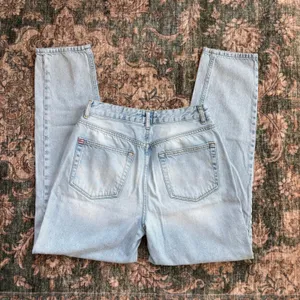 BDG Urban Outfitters Light Wash Mom Jeans High Waist Straight Leg W28 thumbnail 2