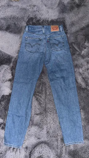 Levi’s High-Waisted Mom Jeans Light Wash thumbnail 3