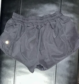 Black Lululemon Hotty Hot 2.5" Shorts Low-Rise thumbnail 2
