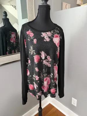 Maurices’s 24/7 Collection lightweight rose-floral print Henley sweater top size XL. thumbnail 2