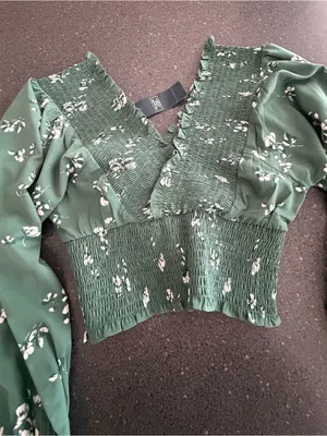 Abercrombie & Fitch NWT Green Floral Smocked V-Neck Long Sleeve Crop Top Blouse thumbnail 6