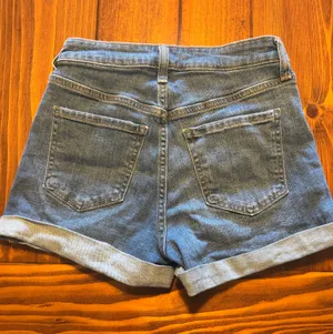 Old Navy High-Rise Blue Jean Shorts thumbnail 2
