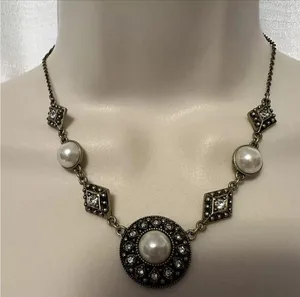 Avon Vintage Style Pearlesque Necklace Faux Pearl Rhinestone Pendant Sac thumbnail 1
