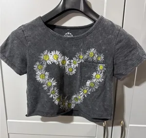 Well Worn Daisy Heart Crop Tee Black Gray Y2K Graphic Size M thumbnail 1