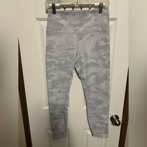 Lululemon Athletica Gray Patterned Leggings thumbnail 4