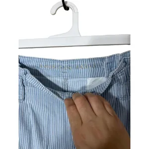 American Eagle Mom Shorts Size US 14 Striped Light Blue Pleated High Rise Casual thumbnail 3