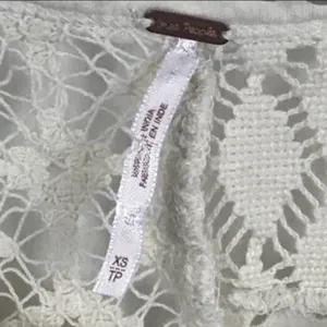 Free People‎ Size XS Cream Patches Of Lace Long Sleeve Henley Top thumbnail 5