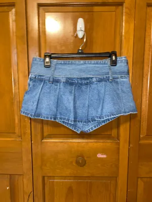 Edikted Denim Pleated Low Rise Micro Skort. NWOT. Medium thumbnail 3