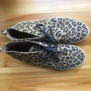 Gap Womens Cheetah Print Midtop Lace Up Sneaker Sz 8 thumbnail 4