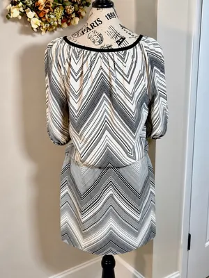💥Trina Turk Silk Chevron Blouson Drawstring Waist Dress Black Ivory Sz 4💛 thumbnail 4
