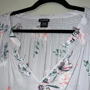 TORRID plus size 3 women’s grey floral hi low blouse top lightweight longsleeve thumbnail 4