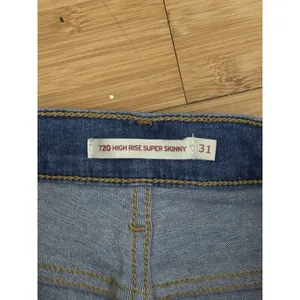 Levi’s 720 high rise skinny jeans women’s size 31 blue distressed denim thumbnail 3
