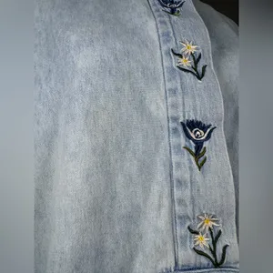 Vintage ‘80s Carry Back Light Wash Denim Embroidered Relaxed Fit Shirt thumbnail 8