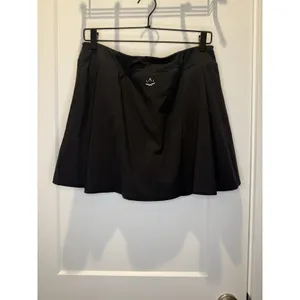 Beyond Yoga Skort Size Large Circle Skirt Built in Shorts Pockets Black Pleated thumbnail 4