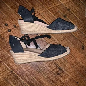 Uggs Delmer navy woven raffia strappy size 7 peep toe wedge sandals thumbnail 3