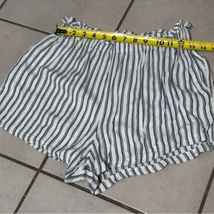 Hollister Women Elastic Waist Ultra High Rise Stripe Shorts White Size‎ S thumbnail 7