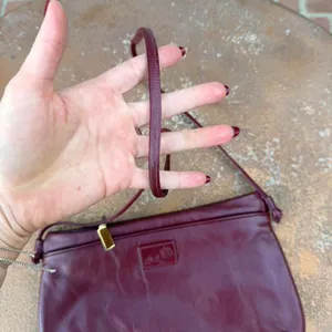 Vtg retro daneili Burgundy leather crossbody bag with gold hardware thumbnail 4