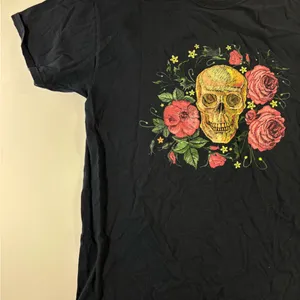 Skeleton Floral tshirt Size M thumbnail 2