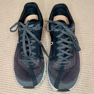 On Cloud Cloudflow Running Shoes in Rock/Rose Colorway Size 7.5 Gently Used! thumbnail 3