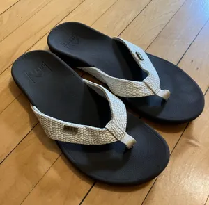 Reef Star Cushion White Metallic Strap and Brown Flip Flops Size 9 thumbnail 1