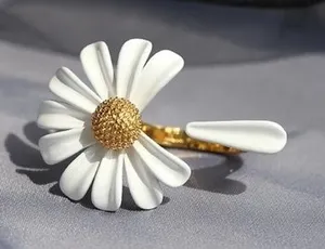 White Enamel Daisy Flower with‎ a pedal retro Golden Metal Opening ring new thumbnail 1