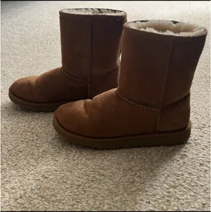 UGG Classic Short Boots  thumbnail 3