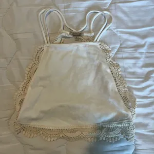 Gimmick’s white and lace cropped top thumbnail 1