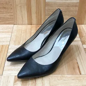 MICHAEL Michael Kors AO13E Black Leather Pointy Toe Classic Pumps Size 8.5M thumbnail 2