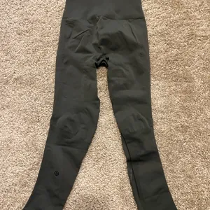 Lululemon zone in crop gator‎ green XS $118 NWOT thumbnail 10