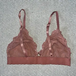 Coral Unpadded Wireless V Neck Triangle Lace Bralette One Size thumbnail 2